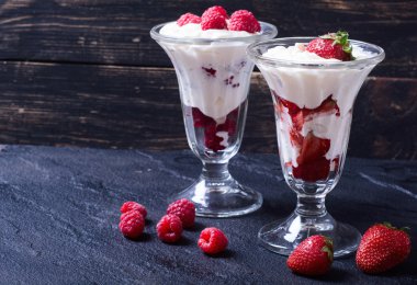 Ahududu ve çilekli dondurma