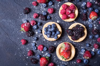 çilek: ahududu, yaban mersini, böğürtlen, strawberrie