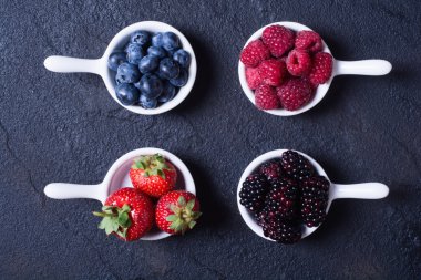 çilek: ahududu, yaban mersini, böğürtlen, strawberrie