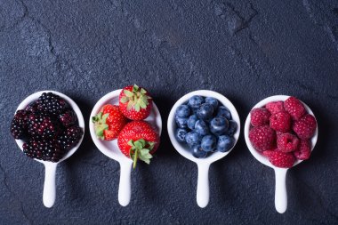 çilek: ahududu, yaban mersini, böğürtlen, strawberrie