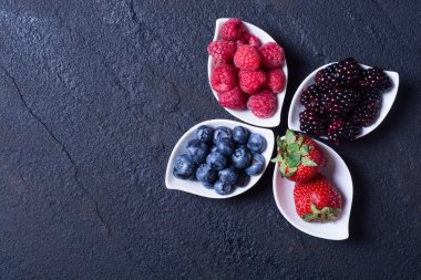 çilek: ahududu, yaban mersini, böğürtlen, strawberrie