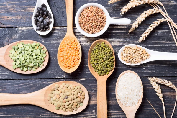 Hububat ahşap arka plan üzerinde