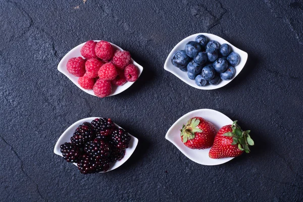 Bayas: frambuesas, arándanos, moras, fresas — Foto de Stock