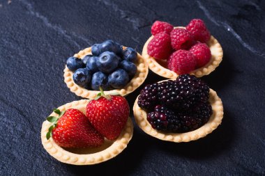 çilek: ahududu, yaban mersini, böğürtlen, strawberrie