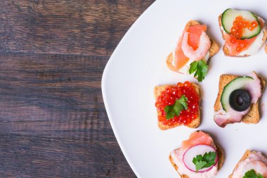 Ahşap arka plan üzerinde küçük sandviçler