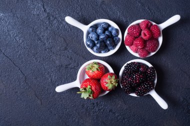 çilek: ahududu, yaban mersini, böğürtlen, strawberrie