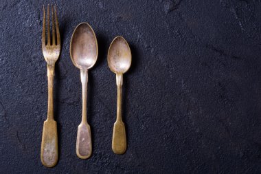 Taş Masa üzerinde eski çatal bıçak takımı