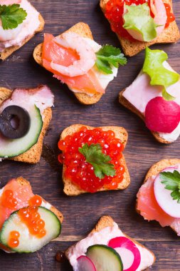 Ahşap arka plan üzerinde küçük sandviçler