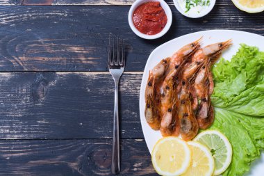 Kızarmış karides limon ve salata ile