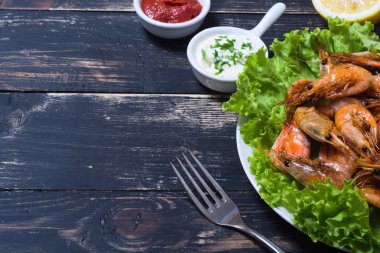Kızarmış karides limon ve salata ile