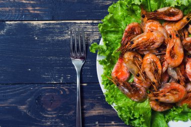 Kızarmış karides limon ve salata ile