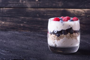 Yoğurtlu yulaf ezmesi, böğürtlen, ahududu ve çilek