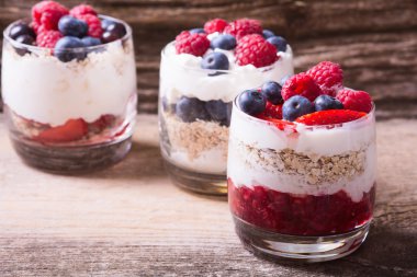 Yoğurtlu yulaf ezmesi, böğürtlen, ahududu ve çilek