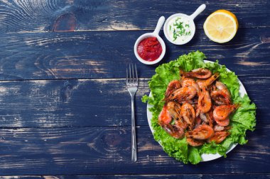 Kızarmış karides limon ve salata ile