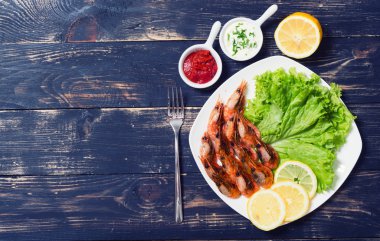 Kızarmış karides limon ve salata ile