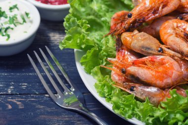 Kızarmış karides limon ve salata ile