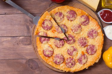 Sıcak ev yapımı Pepperoni Pizza.