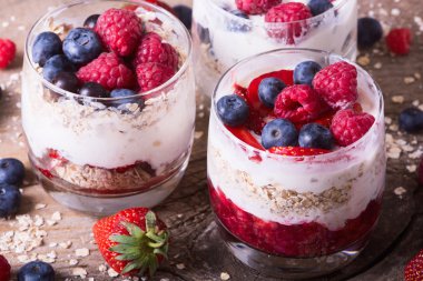 Yoğurtlu yulaf ezmesi, böğürtlen, ahududu ve çilek