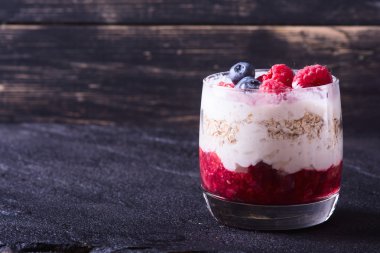 Yoğurtlu yulaf ezmesi, böğürtlen, ahududu ve çilek