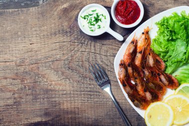 Kızarmış karides limon ve salata ile