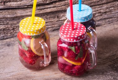 Yaban mersini, çilek, ahududu ile narenciye limonata