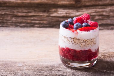 Yoğurtlu yulaf ezmesi, böğürtlen, ahududu ve çilek