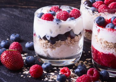 Yoğurtlu yulaf ezmesi, böğürtlen, ahududu ve çilek