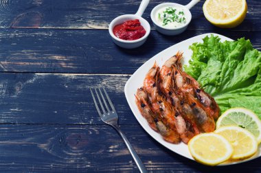 Kızarmış karides limon ve salata ile