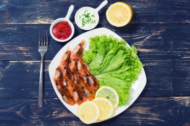 Kızarmış karides limon ve salata ile