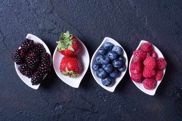 çilek: ahududu, yaban mersini, böğürtlen, strawberrie