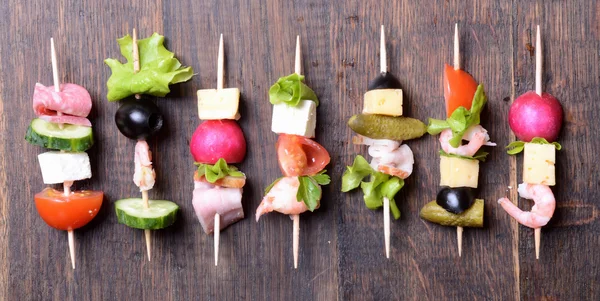 ahşap zemin üzerine şişleri