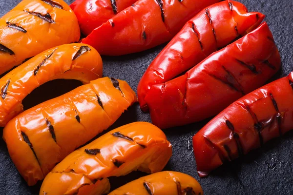 Turuncu ve kırmızı ızgara biber 