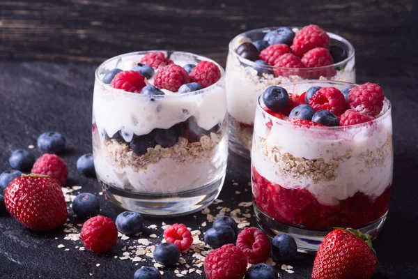 Yogurt con harina de avena, arándanos, frambuesas y fresas —  Fotos de Stock