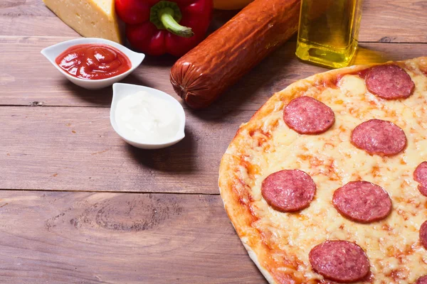 Sıcak ev yapımı Pepperoni Pizza.