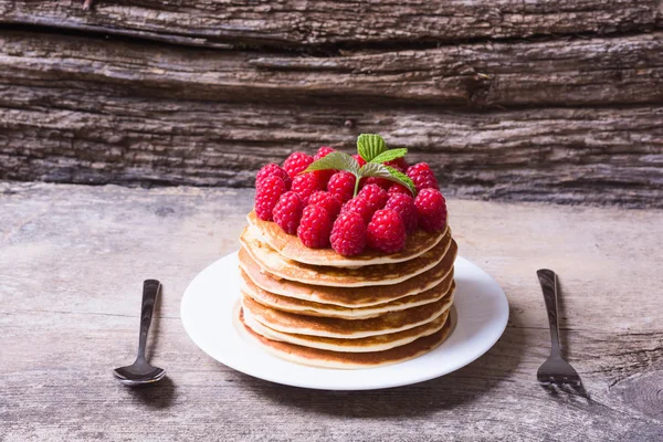 Ahududu ile Pancakes