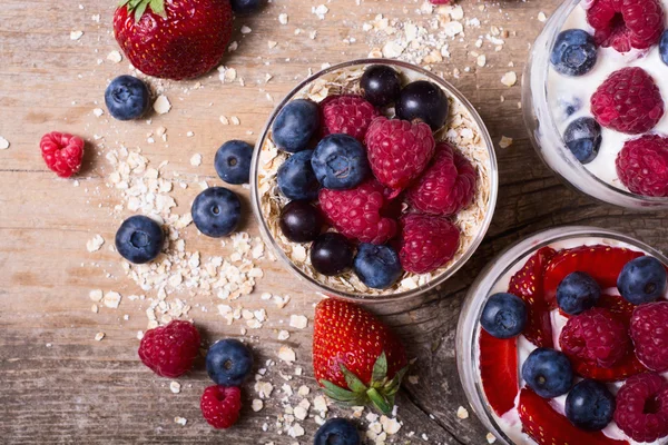 Yogurt con harina de avena, arándanos, frambuesas y fresas — Foto de Stock