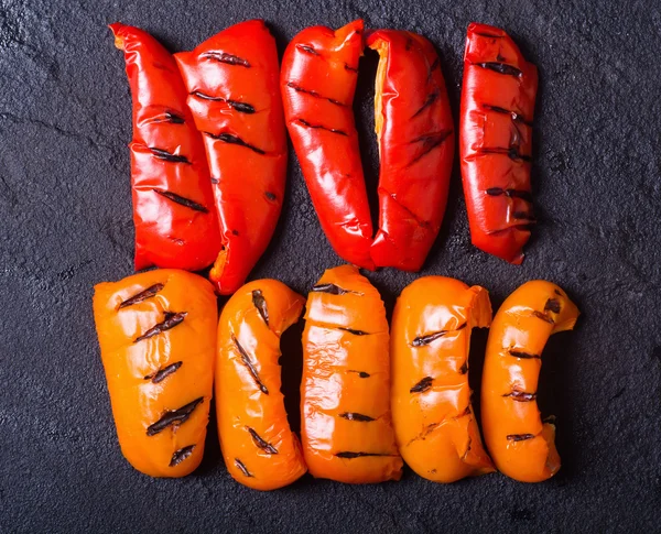 Turuncu ve kırmızı ızgara biber