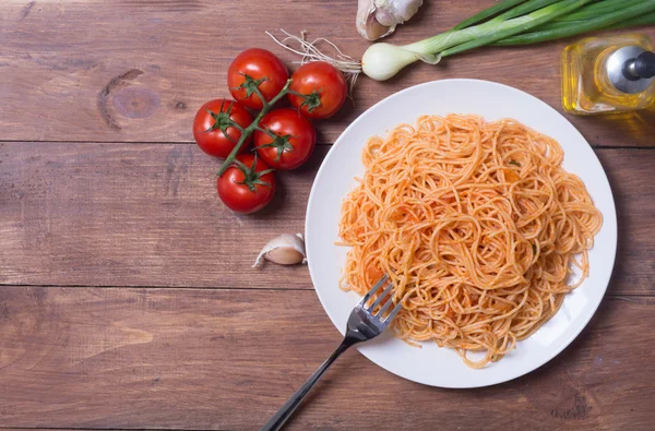 Паста-спагетти, овощи и грибы — стоковое фото