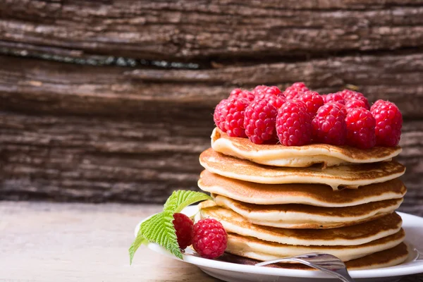 Ahududu ile Pancakes