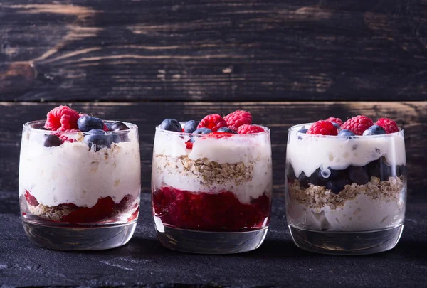 Yoğurtlu yulaf ezmesi, böğürtlen, ahududu ve çilek