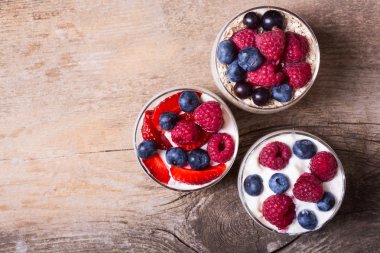 Yoğurtlu yulaf ezmesi, böğürtlen, ahududu ve çilek