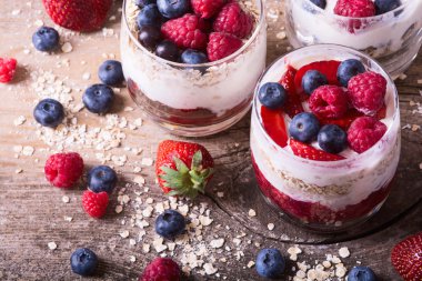 Yoğurtlu yulaf ezmesi, böğürtlen, ahududu ve çilek