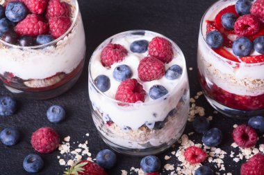 Yoğurtlu yulaf ezmesi, böğürtlen, ahududu ve çilek