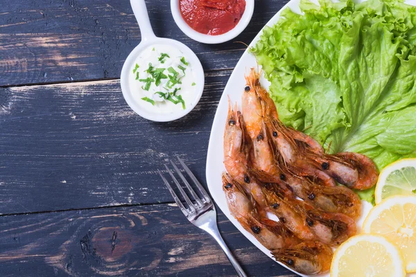 Fried shrimp with lemon & salad — Stock Photo, Image