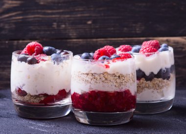 Yoğurtlu yulaf ezmesi, böğürtlen, ahududu ve çilek