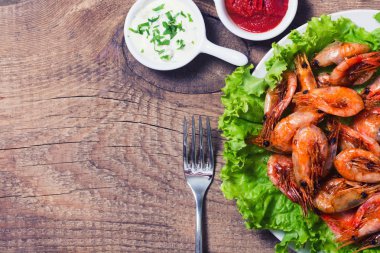 Kızarmış karides limon ve salata ile