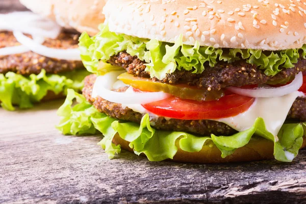 Deliciosos hambúrgueres com carne — Fotografia de Stock