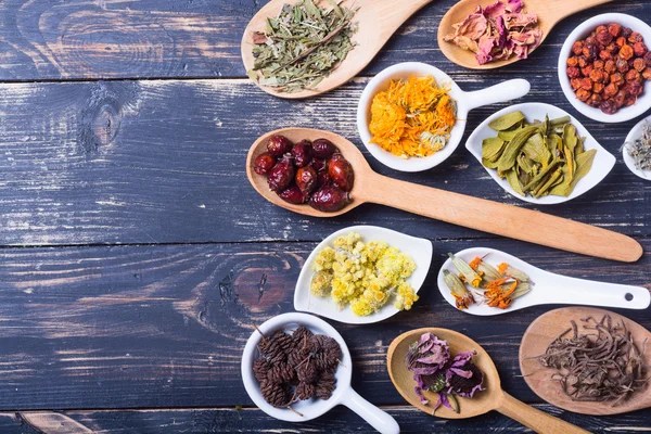 Otlar, meyveler ve çiçekler