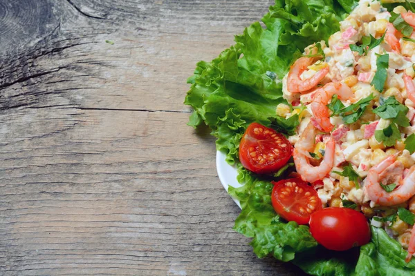 Салат из морепродуктов с креветками — стоковое фото