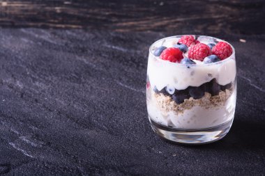 Yoğurtlu yulaf ezmesi, böğürtlen, ahududu